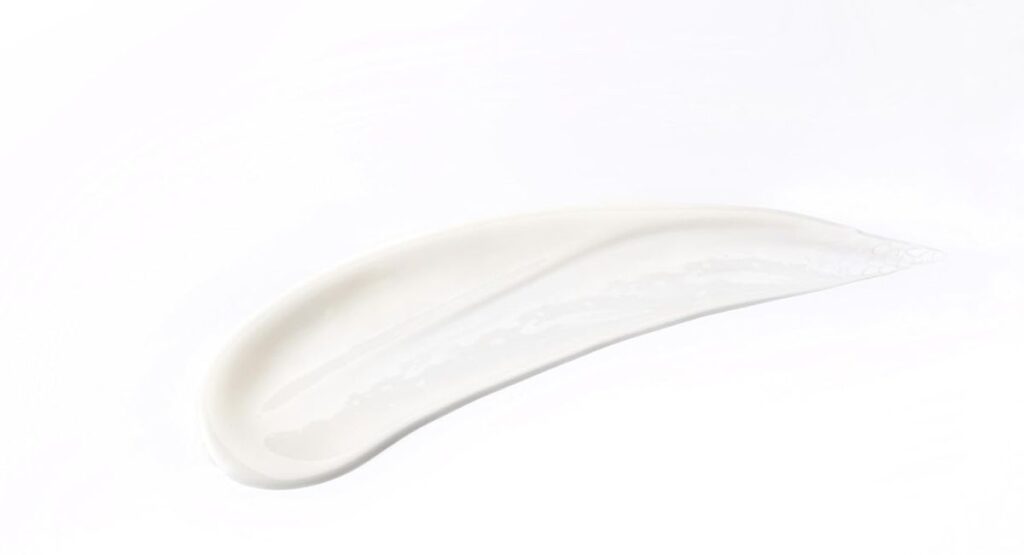 Smooth texture of Heliocare 360 Pediatrics Mineral Sunscreen SPF50 50ml showing its non-greasy formula